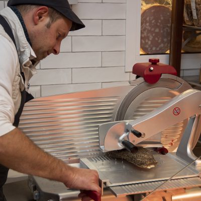 produzione-mezza-mortadella-bologna-con-consegna